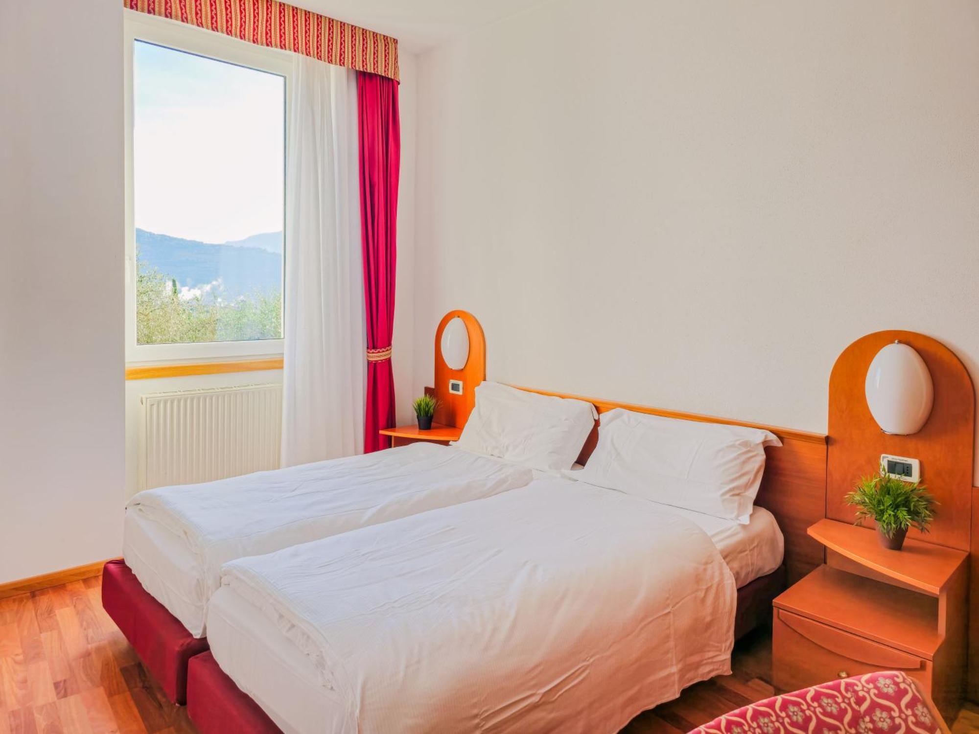Aparthotel Englovacanze Riva del Garda Exterior photo