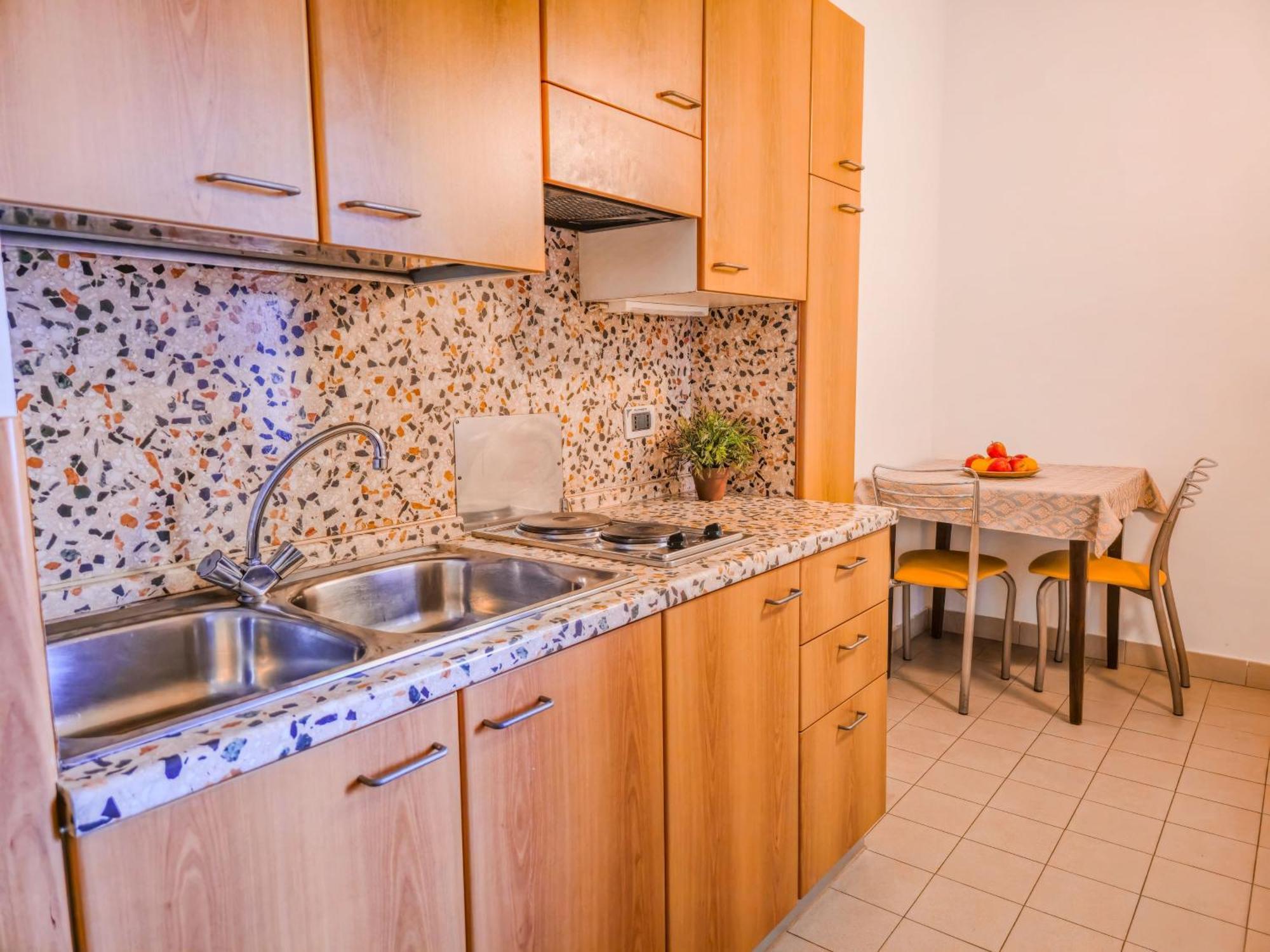 Aparthotel Englovacanze Riva del Garda Exterior photo