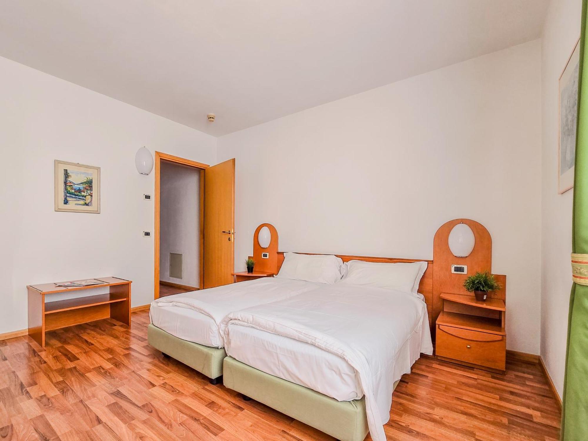 Aparthotel Englovacanze Riva del Garda Exterior photo