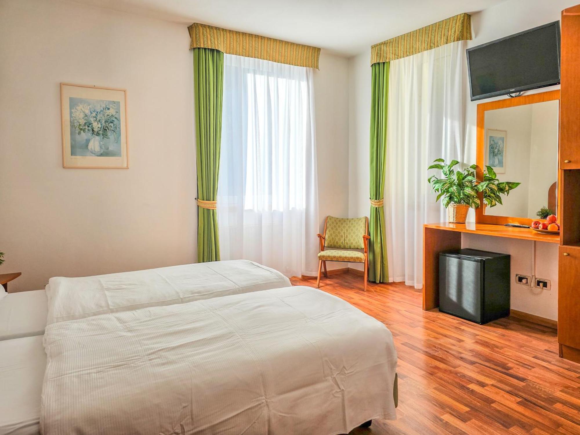 Aparthotel Englovacanze Riva del Garda Exterior photo