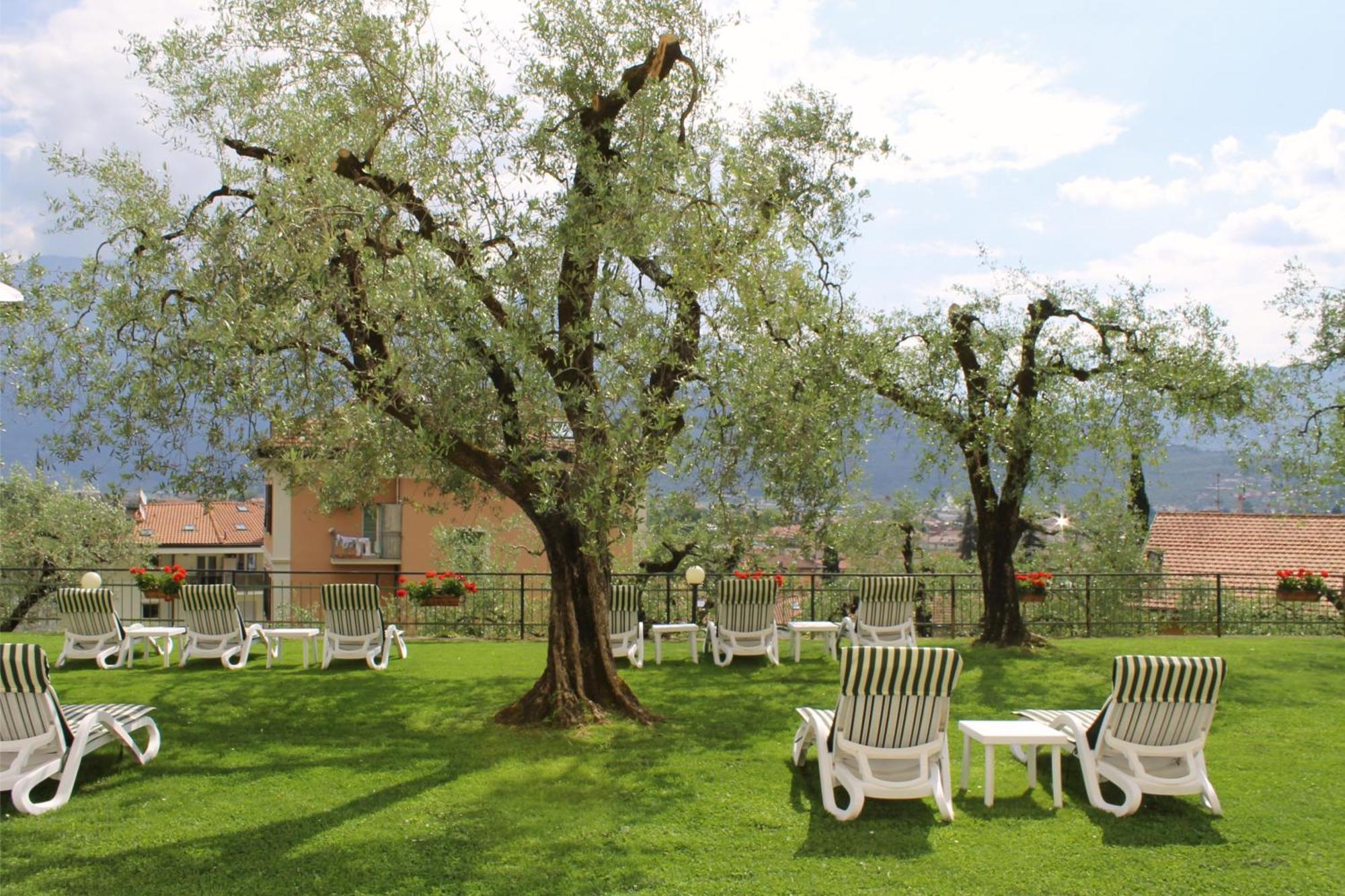 Aparthotel Englovacanze Riva del Garda Exterior photo