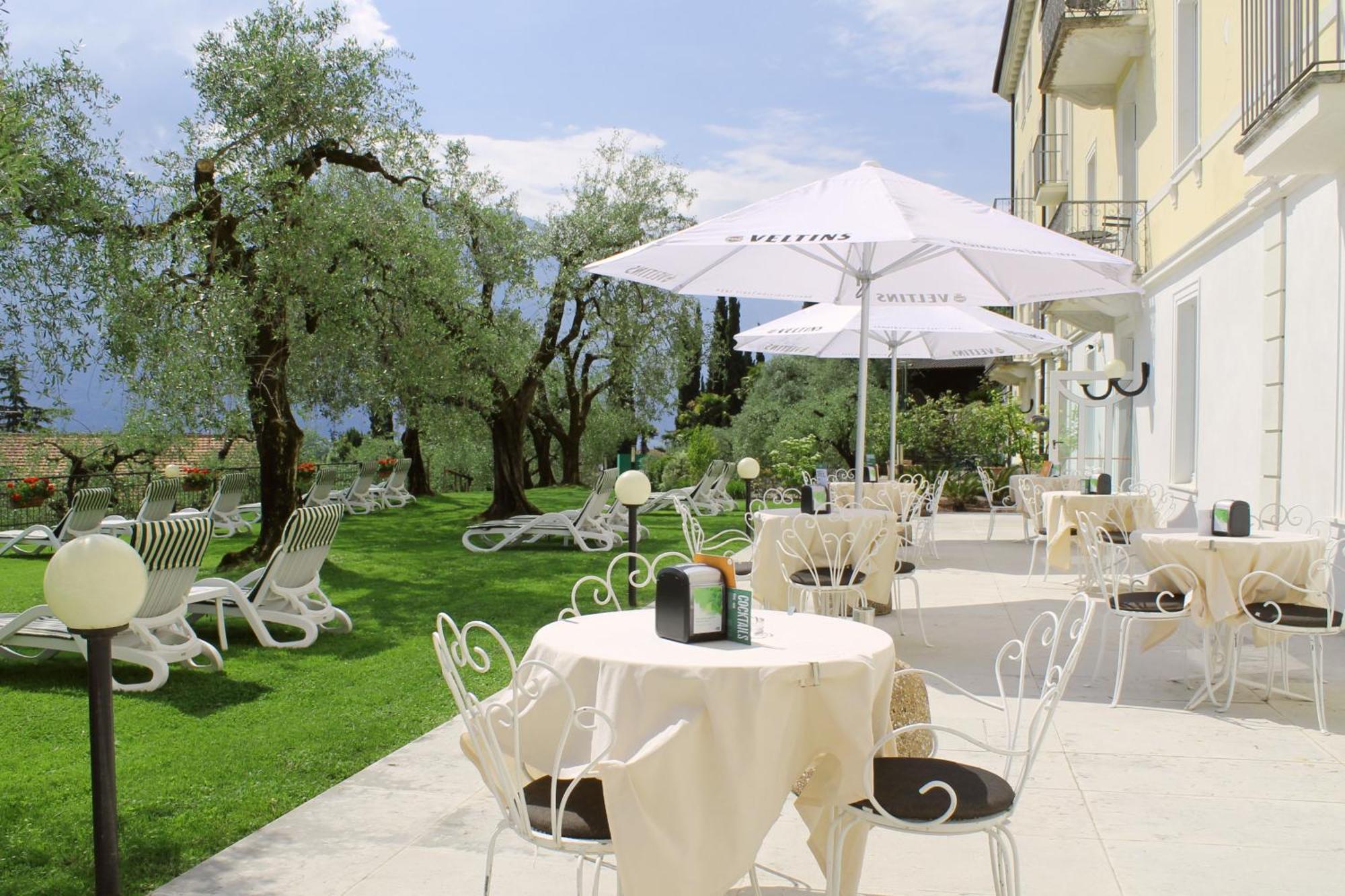 Aparthotel Englovacanze Riva del Garda Exterior photo