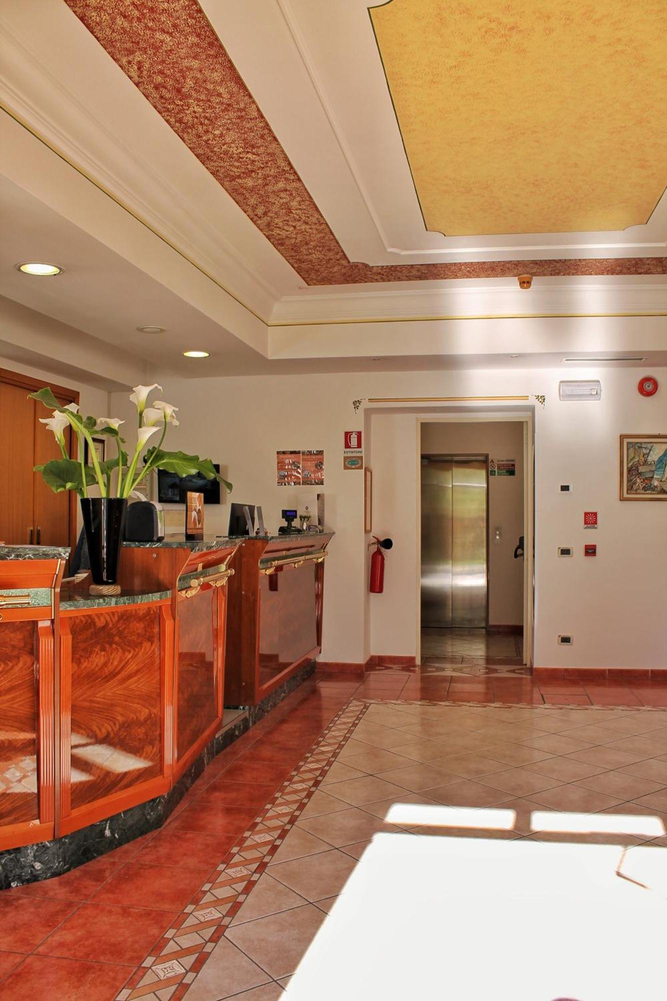 Aparthotel Englovacanze Riva del Garda Exterior photo