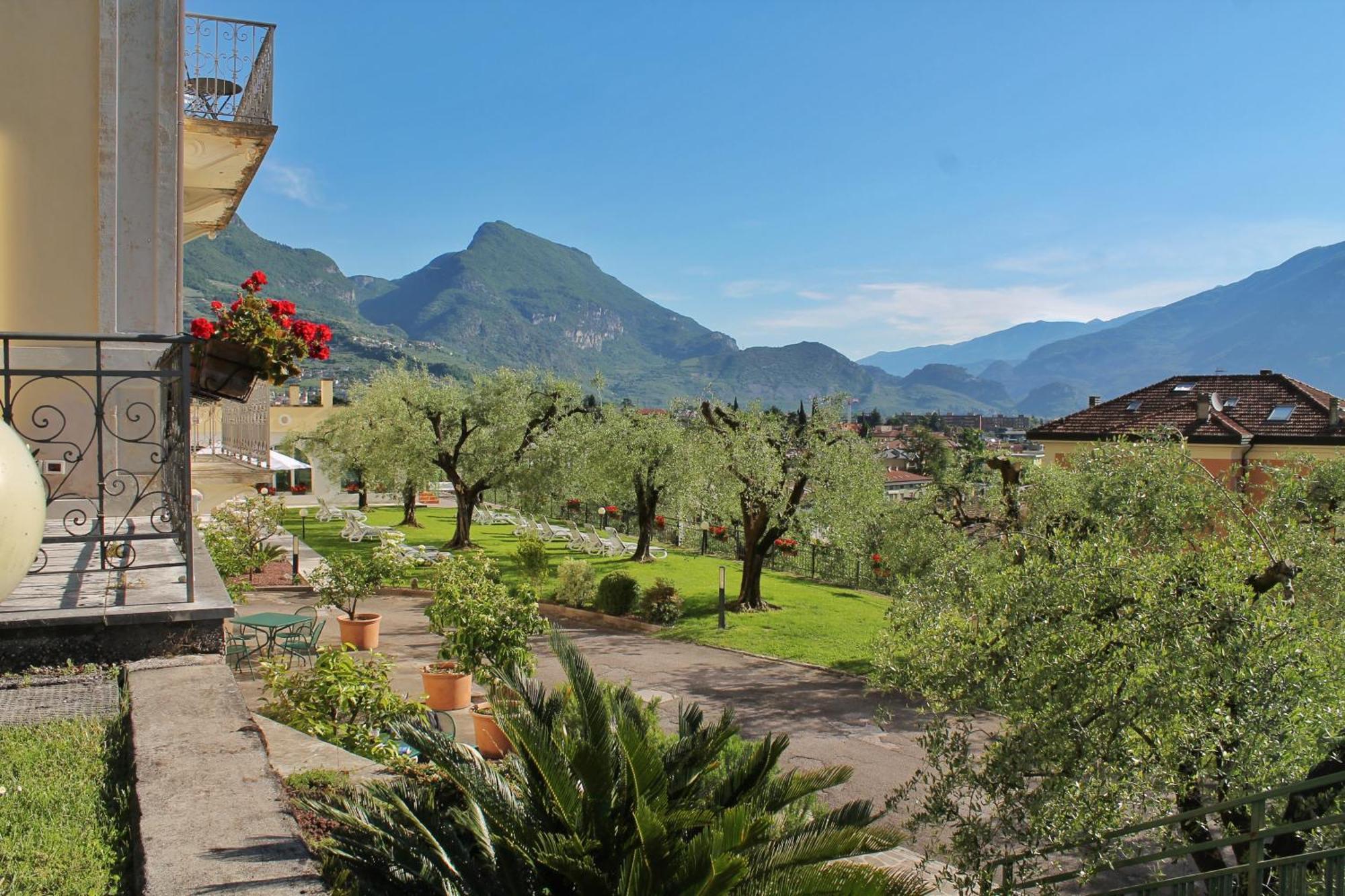 Aparthotel Englovacanze Riva del Garda Exterior photo